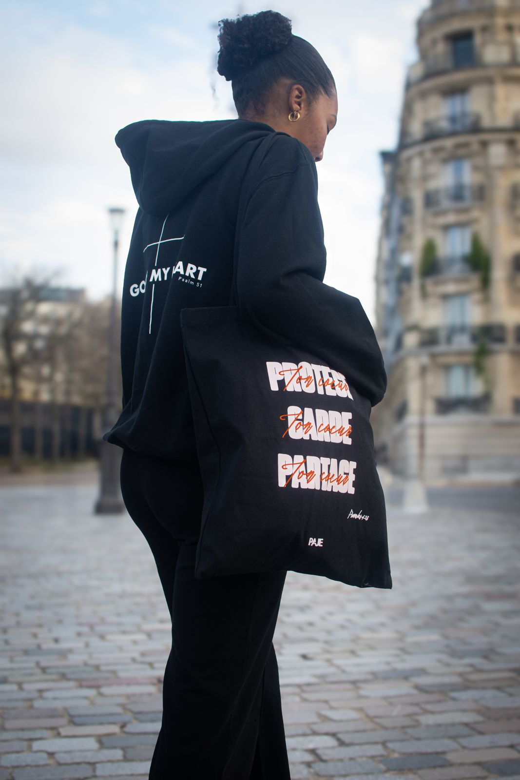 Sweat PAJE bordeaux « Witness », porté avec une Bible ouverte